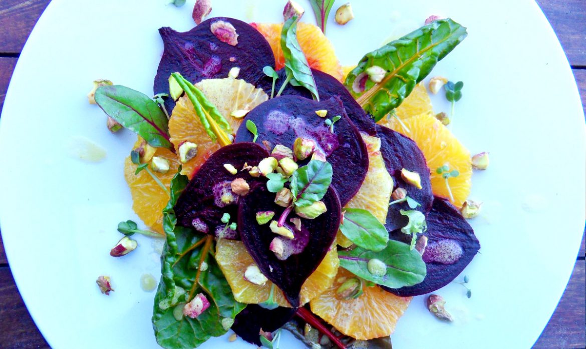 Rode biet & sinaasappel salade met miso, mosterd en honing